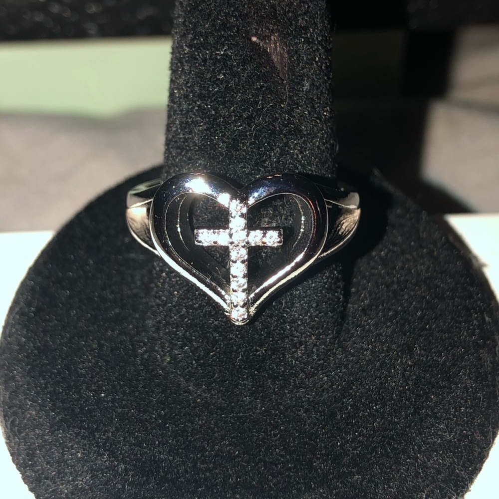 🆕Silver heart ring with crystal cross Gorgeous